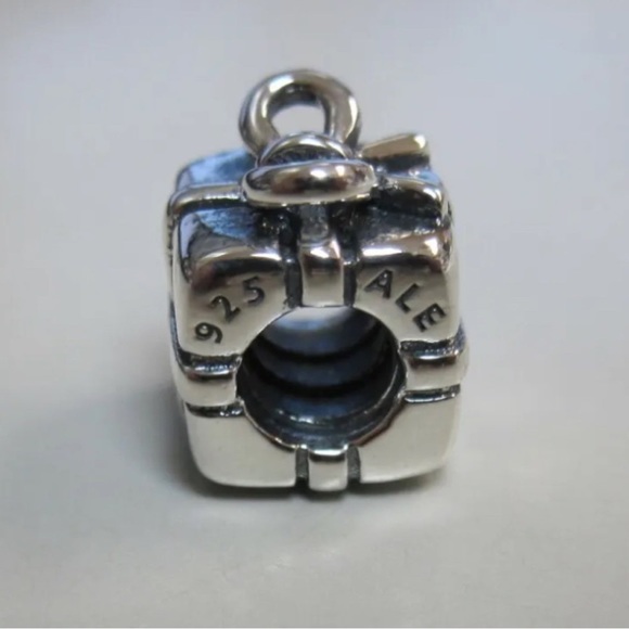Pandora present Package Authentic Excellent Retired Charm 925 ale - Picture 2 of 3